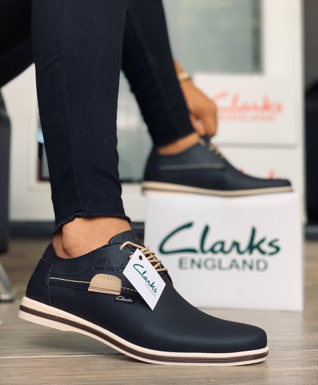 mostrar Niños Molde Un grupo financiero chino compró Clarks, la tradicional fábrica británica  de calzado